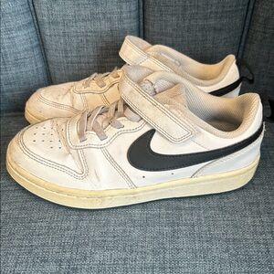 Nike Kids court borough white and Black Sneakers